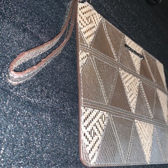 Michael Kors XL Wristlet Clutch Silver Metallic Patchwork w card slots top EUC - Picture 9 of 17